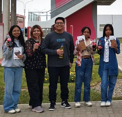 Estudiantes de STEM posando para una fotografía afuera de un importante fabricante de bebidas