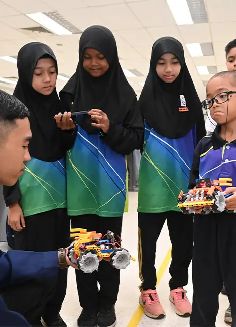 Copii care împart două jucării diferite