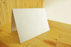Wooden,Table,With,Table,Tent,Card,Mockup