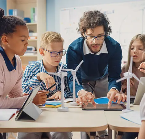 Õpetaja, kes õpetab õpilastele STEM-i
