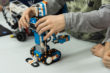 Grupo de niños construyendo robot constructor